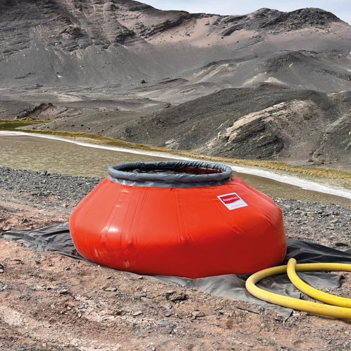 Tanque autoportante para abastecimiento temporal de agua y otros fluidos. 