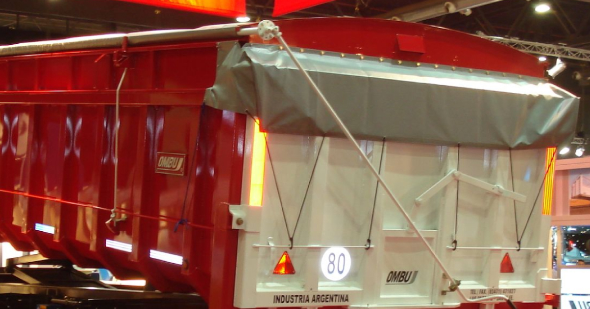 Sistema ideal para el transporte de granos. Se enrolla con manija sobre la estructura. 