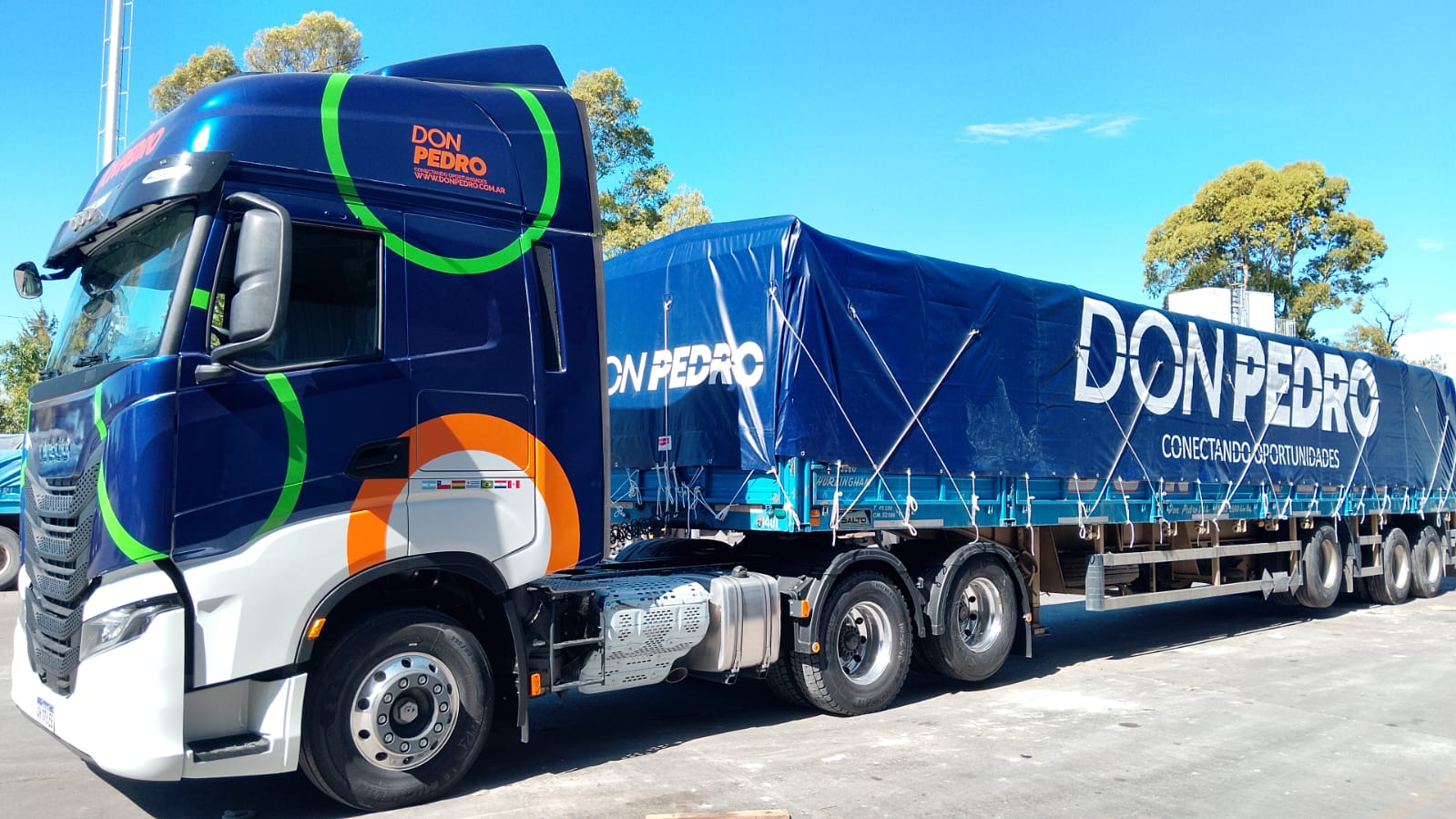 Lona para chasis, acoplados, semirremolques y bateas. 