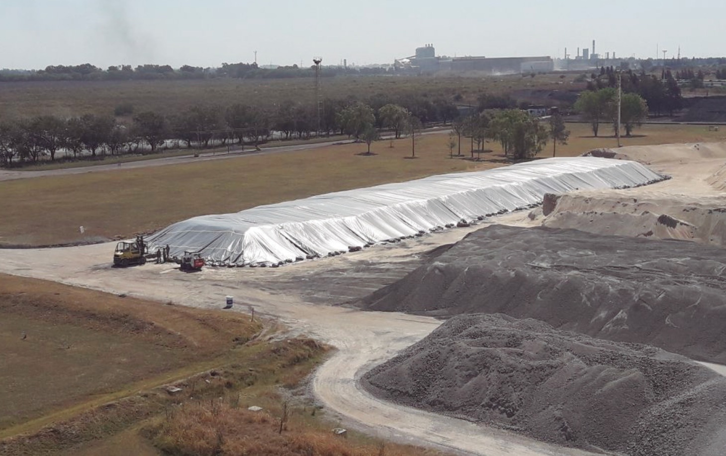 Solución rápida y eficiente para cubrir y resguardar del agua los materiales. 