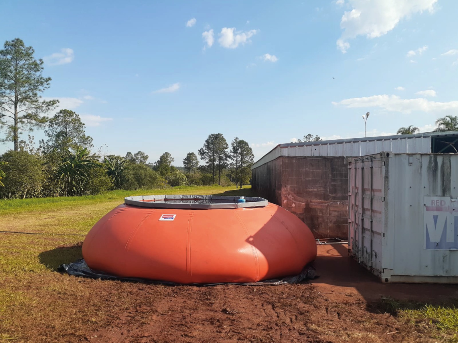 Tanque autoportante para abastecimiento temporal de agua y otros fluidos. 